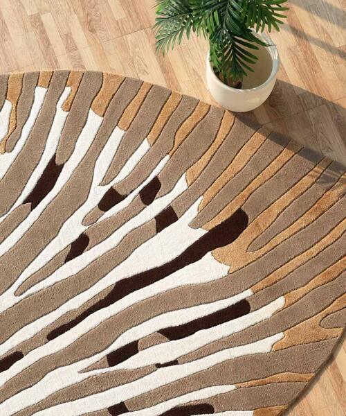 Modern rug with minimal artistic lines designed for contemporary decor