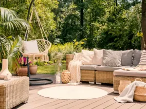 Outdoor seating with summer rugs for home décor, featuring light textures and natural tones.