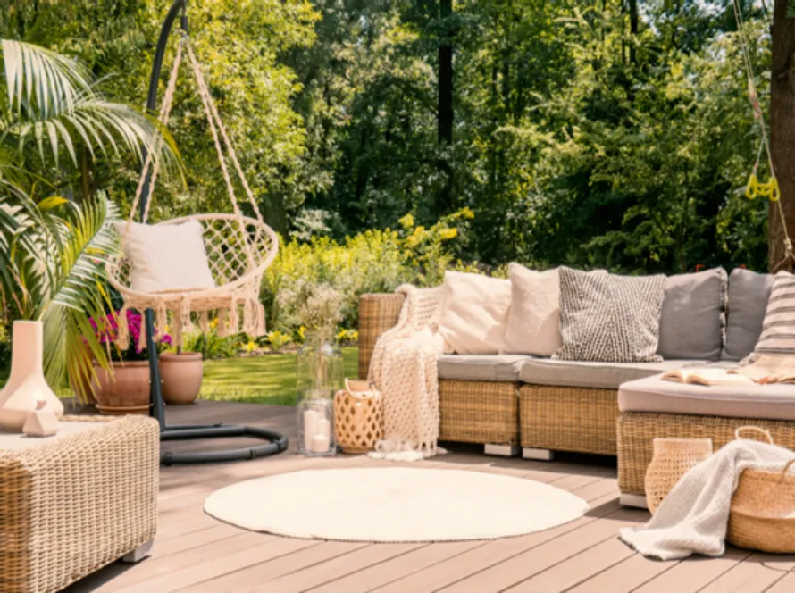Outdoor seating with summer rugs for home décor, featuring light textures and natural tones.